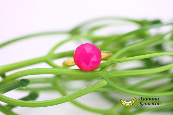 【フリーサイズ】フューシャピンクカルセドニー 8mm ローズカット カボションリング ゴールド 1枚目の画像