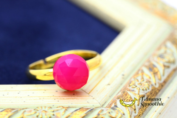 【フリーサイズ】フューシャピンクカルセドニー 8mm ローズカット カボションリング ゴールド 2枚目の画像