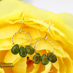 幸せを永遠に グリーンアパタイト 小粒ペアシェイプ 14kgf デザインピアス 2枚目の画像