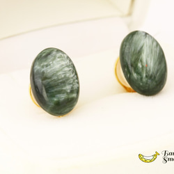 【再販】平穏を手に入れて セラフィナイト 14mm オーバル カボション ソフトタッチイヤリング ゴールド 2枚目の画像