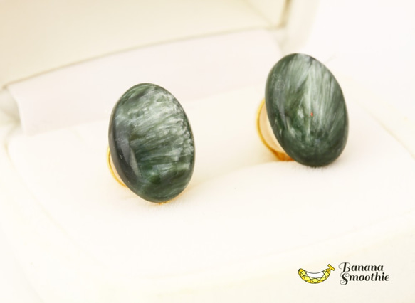 【再販】平穏を手に入れて セラフィナイト 14mm オーバル カボション ソフトタッチイヤリング ゴールド 2枚目の画像