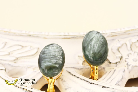 【再販】平穏を手に入れて セラフィナイト 14mm オーバル カボション ソフトタッチイヤリング ゴールド 4枚目の画像