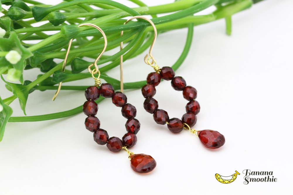 大人のレッドカラー モザンビークガーネット デザインフープ 14kgf ピアス 1月誕生石