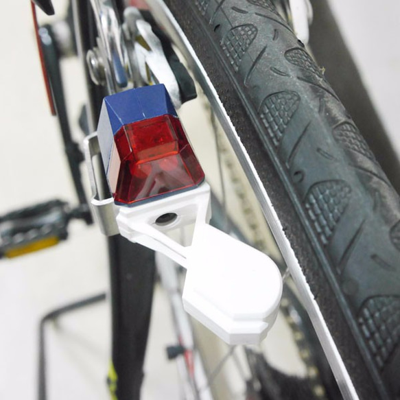 ハントの運動エネルギーを「バッテリーフリー自己生成自転車ライト」XBAT-Vの色フラグリミテッド 3枚目の画像