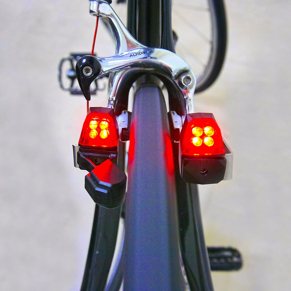 狩りの運動エネルギーを「バッテリーフリーの自己生成自転車ライト」XBAT-D + V 2枚目の画像