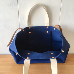青と生成りの鞄 ヌメ革ベルト 4枚目の画像