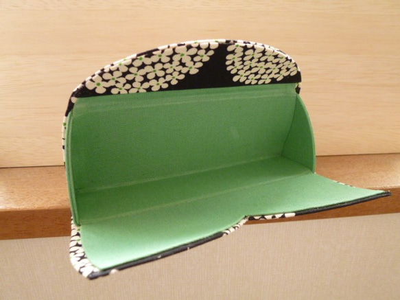 【受注制作】メガネケース（78-2）北欧サークルフラワー（ブラック）×グリーン 3枚目の画像