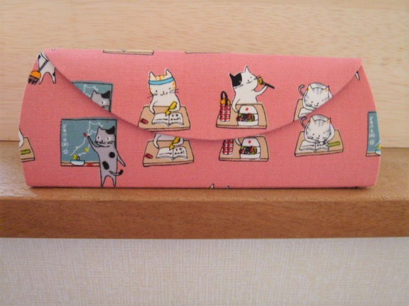 【受注制作】メガネケース（130-2）猫ちゃん勉強中（ピンク）×リネン 2枚目の画像