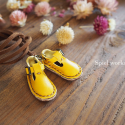 ミニチュア靴のネックレス（イエロー） 2枚目の画像