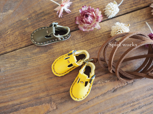 ミニチュア靴のネックレス（イエロー） 3枚目の画像