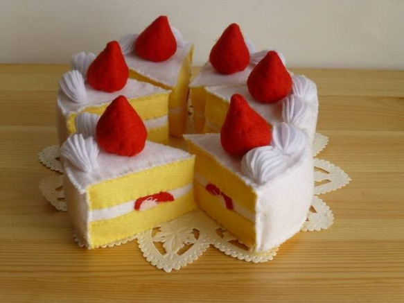 フェルト いちごのホールケーキ～ ふわふわのスポンジに苺と生クリーム