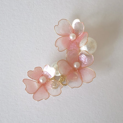 ピンクの桜の花のイヤーカフ　 1枚目の画像