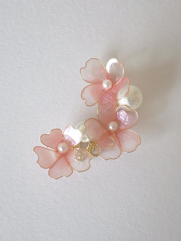 ピンクの桜の花のイヤーカフ　 1枚目の画像