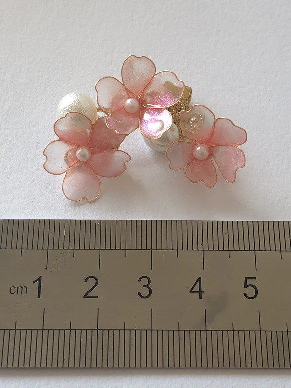 ピンクの桜の花のイヤーカフ　 3枚目の画像
