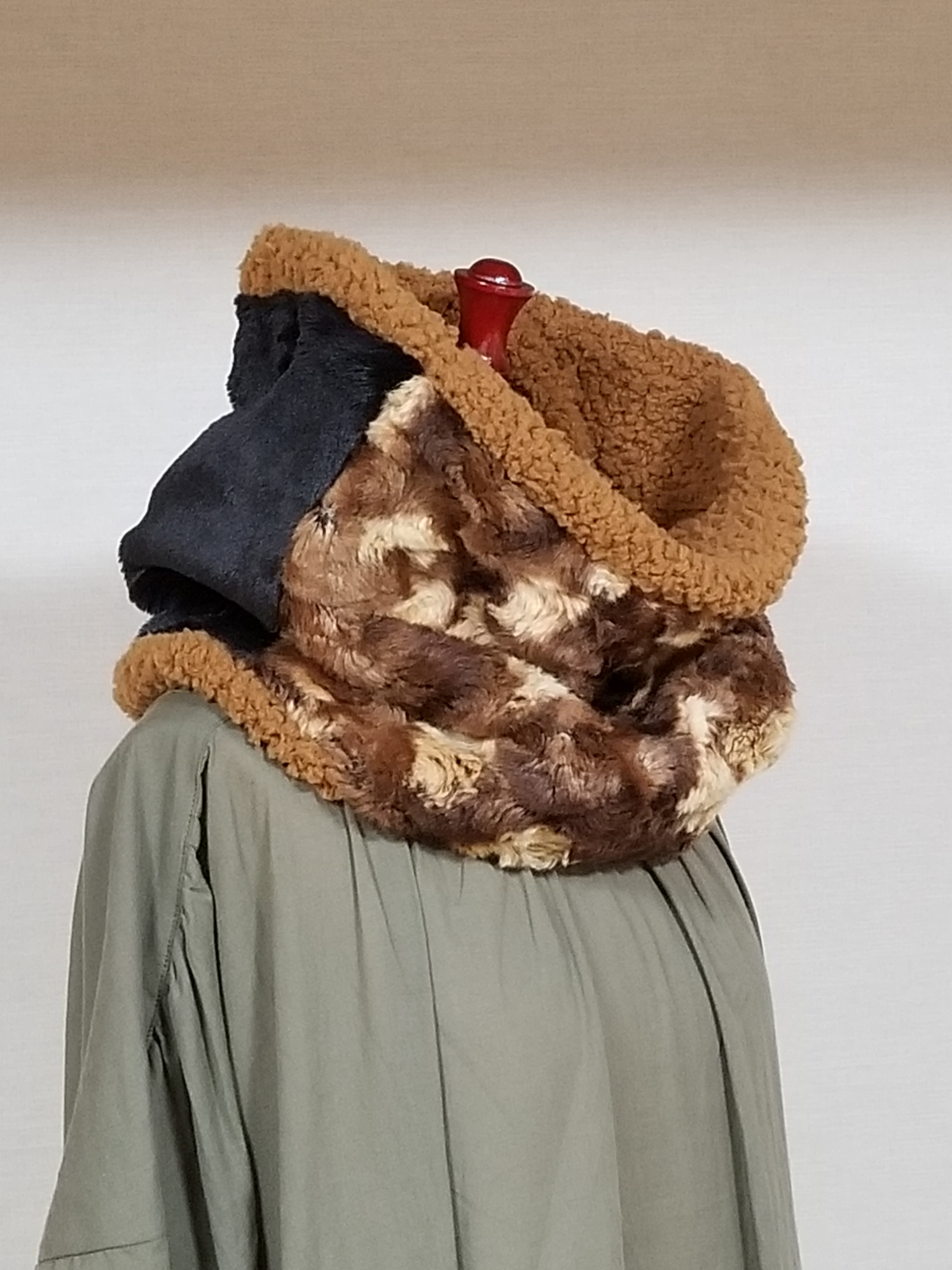 トルネードファーのリバーシブルなネックウォーマー