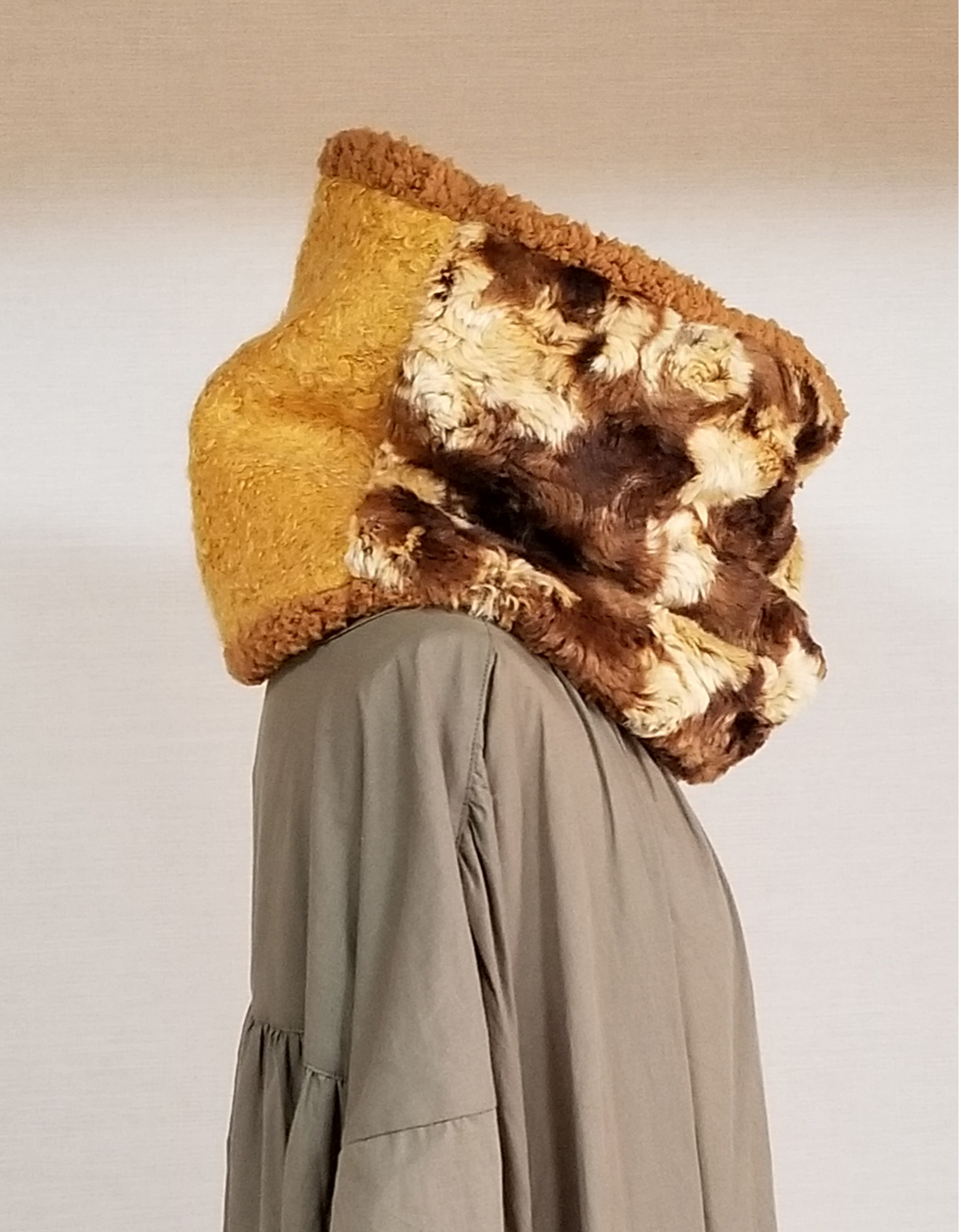 トルネードファーのリバーシブルなネックウォーマー