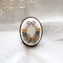 木枠のすずらん刺繍ブローチ(circle) ブローチ garden of violets 通販