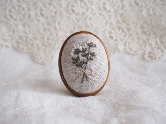 木枠のレースフラワー刺繍ブローチ ブローチ garden of violets