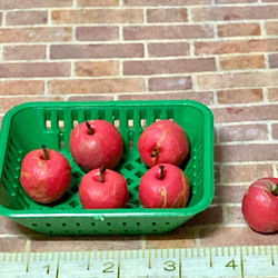 赤いりんごのミニチュア（カゴ入り６ケ） 4枚目の画像