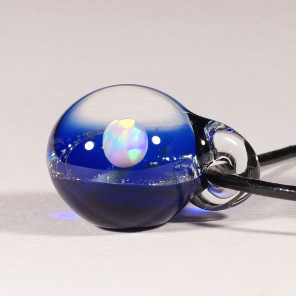 【Yasuda Glass】 ガラスの小宇宙　ホワイトオパール ペンダント　No.CS829WSS 4枚目の画像
