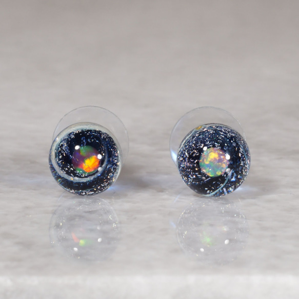 ガラスの小宇宙　レインボーオパール　ピアス　Yasuda Glass；No.1923RC 4枚目の画像