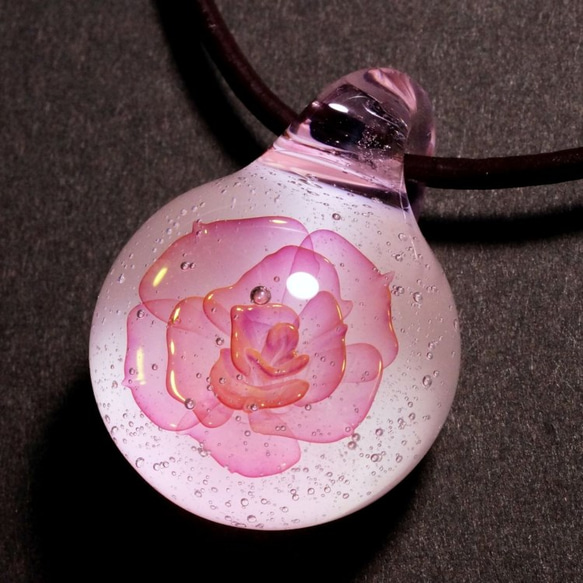【Yasuda Glass】 薔薇 硬質ガラス ペンダント (R128G) 2枚目の画像