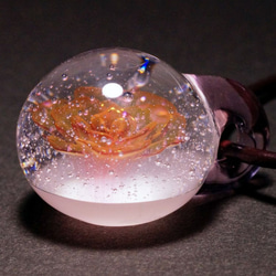 【Yasuda Glass】 薔薇 硬質ガラス ペンダント (R128G) 4枚目の画像