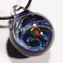 【Yasuda Glass】 硝子の小宇宙　ブラックオパール ペンダント (S411B) 2枚目の画像
