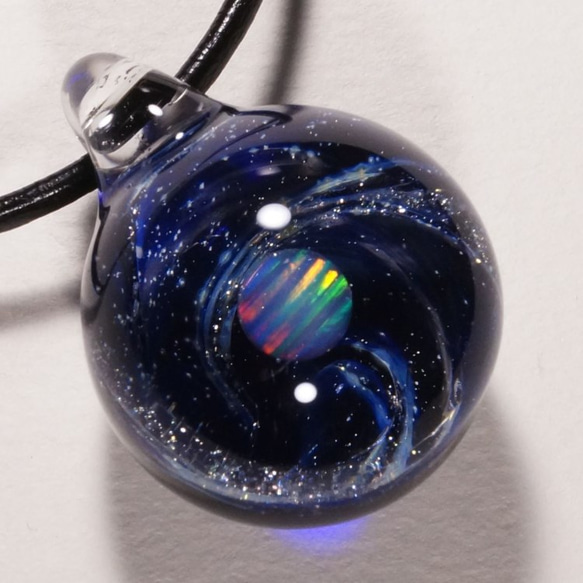 【Yasuda Glass】 硝子の小宇宙 レインボーオパール ペンダント (S417R) 2枚目の画像