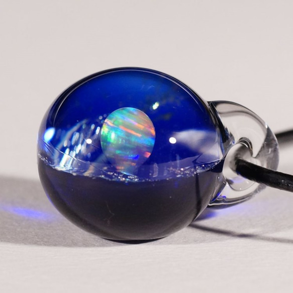 【Yasuda Glass】 硝子の小宇宙 レインボーオパール ペンダント (S417R) 4枚目の画像