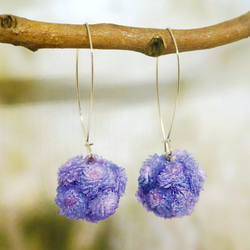 ダングルのイヤリング&lt;ワックスのデイジー紫のボール&gt; 1枚目の画像