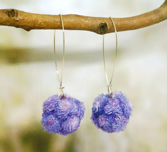 ダングルのイヤリング&lt;ワックスのデイジー紫のボール&gt; 1枚目の画像