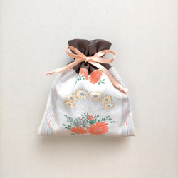スカート屋さんが作った巾着ポーチ サーモンピンクのレトロなお花柄巾着 2枚目の画像