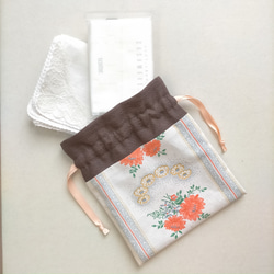 スカート屋さんが作った巾着ポーチ サーモンピンクのレトロなお花柄巾着 4枚目の画像