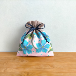 ドイツヴィンテージ生地 スカート屋さんが作った巾着ポーチ ピンクにブルーのお花柄巾着 1枚目の画像