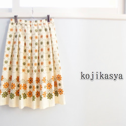ドイツヴィンテージ生地　花と輪っかのレトロ模様スカート 1枚目の画像
