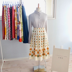 ドイツヴィンテージ生地　花と輪っかのレトロ模様スカート 2枚目の画像