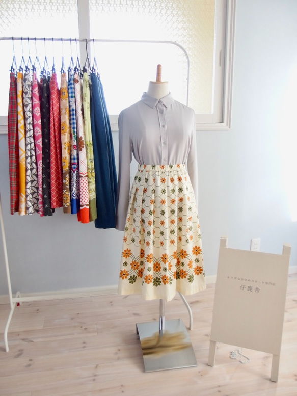 ドイツヴィンテージ生地　花と輪っかのレトロ模様スカート 2枚目の画像