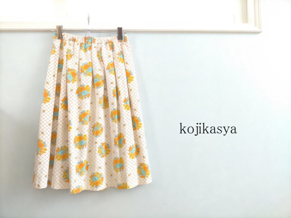 ドイツヴィンテージ生地  格子×花柄 白いレトロスカート Sサイズ 1枚目の画像