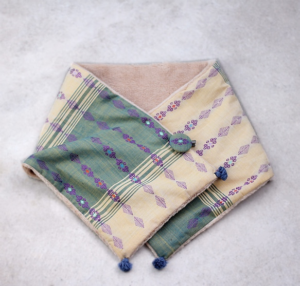 チン族手織り綿とオーガニックコットンファーのマフラー【ブローチ付き】 5枚目の画像