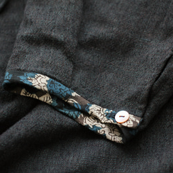 手織り綿とブロックプリントの五分袖ブラウス【チャコール】 10枚目の画像