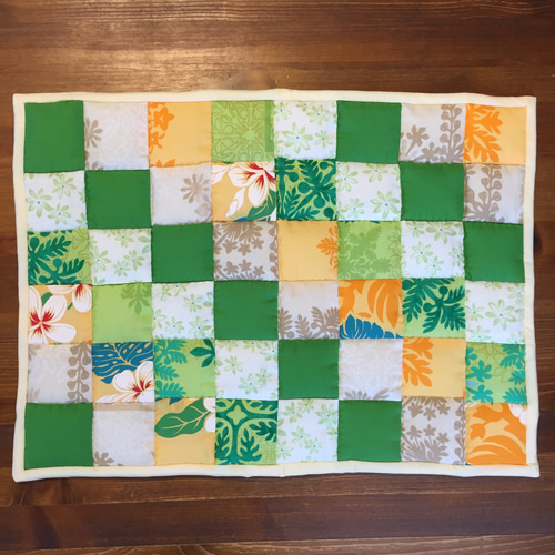 ポコポコハワイ柄パッチワークキルト タペストリー・壁掛け lalayumi