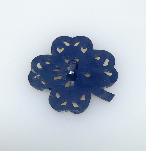 アメリカンビンテージ　ブルーグレー　透かし　クローバー　プラスチックボタン（１個）２１㎜『Twistツイスト 3枚目の画像