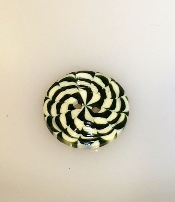 アメリカンビンテージ　キャンディーグリーン　プラスチックボタン（2個）１８ｍｍ　　『Twistツイスト』 2枚目の画像