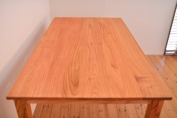 国産材・ほんのりと赤みのあるセンダン材の無垢ダイニングテーブル ※サイズオーダー可！ 4枚目の画像