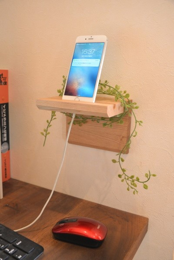 スマホ壁掛け飾れる無垢材シェルフ！充電可能☆Sタイプ 2枚目の画像