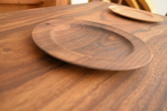 温かみのある天然木のお皿・リム皿（総無垢ウォールナット材） 2枚目の画像