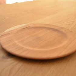 温かみのある天然木のお皿・リム皿（総無垢チェリー材） 2枚目の画像