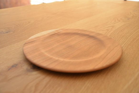温かみのある天然木のお皿・リム皿（総無垢チェリー材） 2枚目の画像