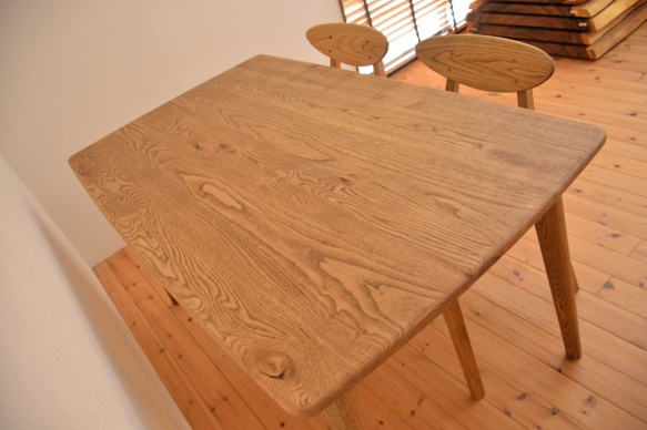 無垢クリ（栗の木）樽型の優しい形のダイニングテーブル・アンティーク仕上げ 2枚目の画像